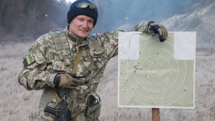 Футбол зі зброєю в руках. Хто і як з українського футбольного світу допомагає Україні під час війни 12 Артем Федецький зі зброєю