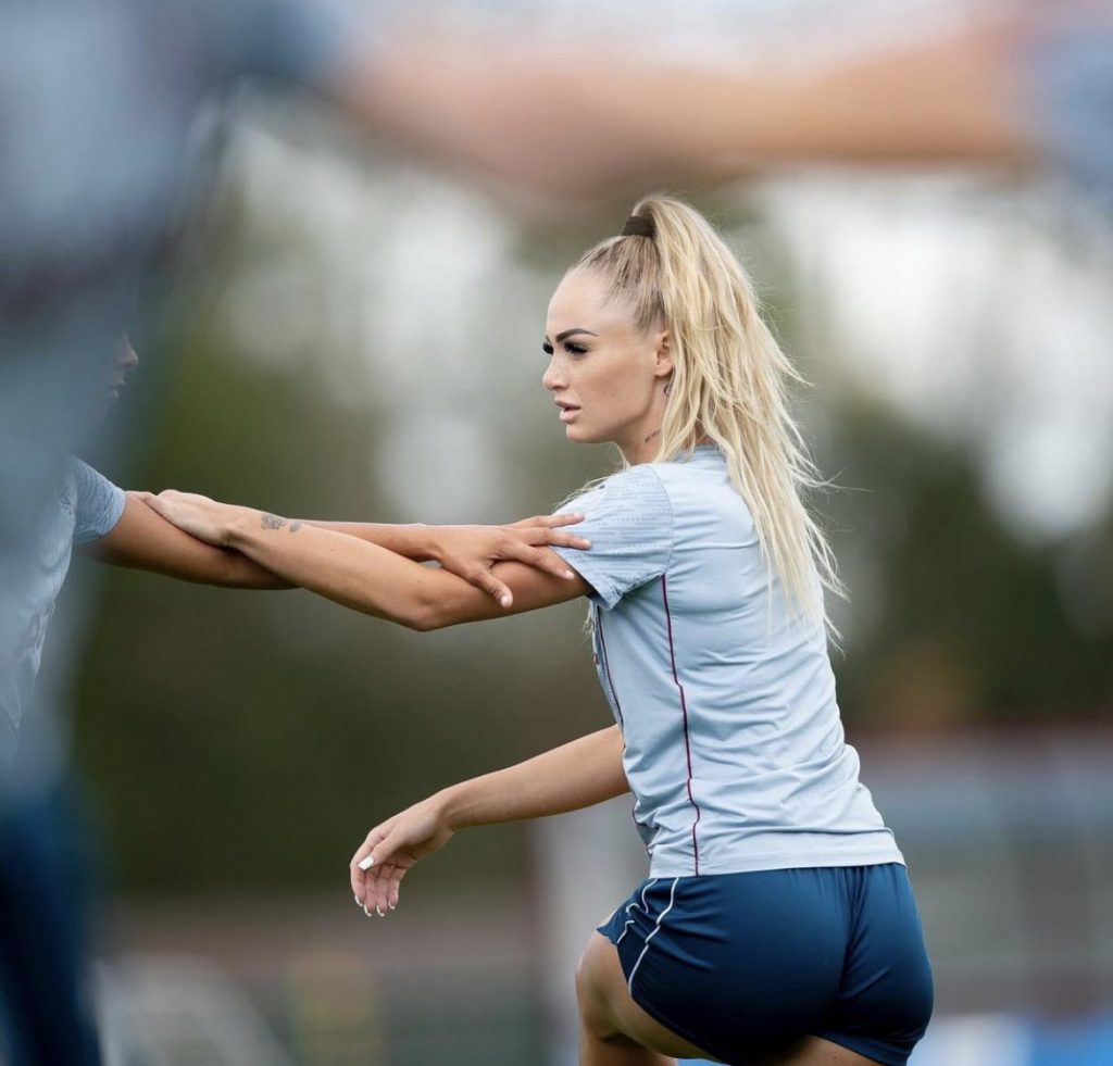 Alisha Lehmann in training