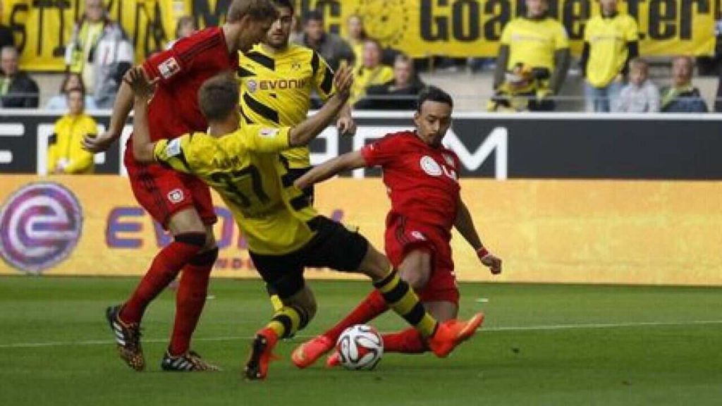 Фото удар Белларабі, після якого забито найшвидший гол в історії чемпіонатів Німеччини